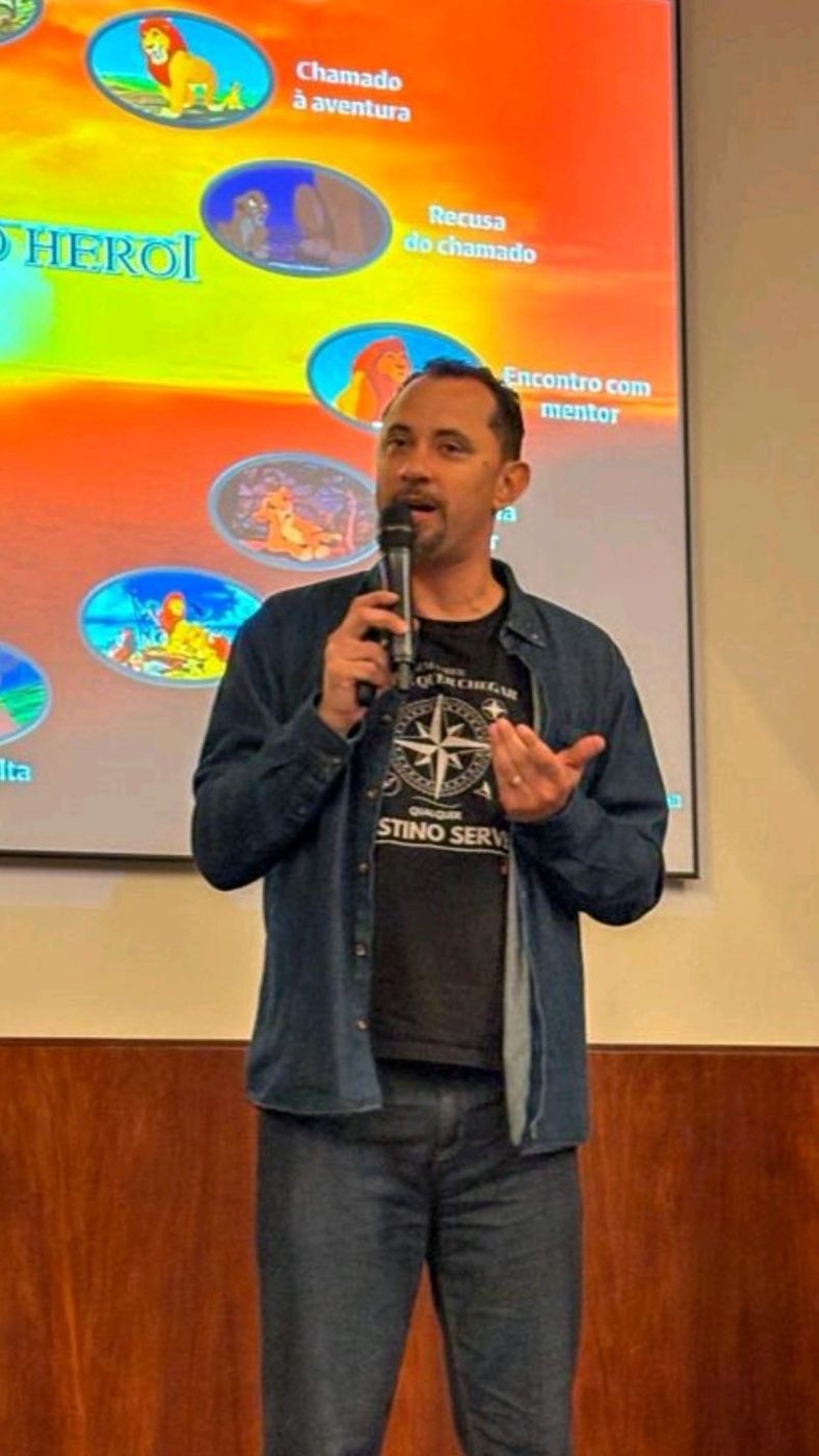 Pablo Moreno de perto, microfone na mão, conduzindo a palestra