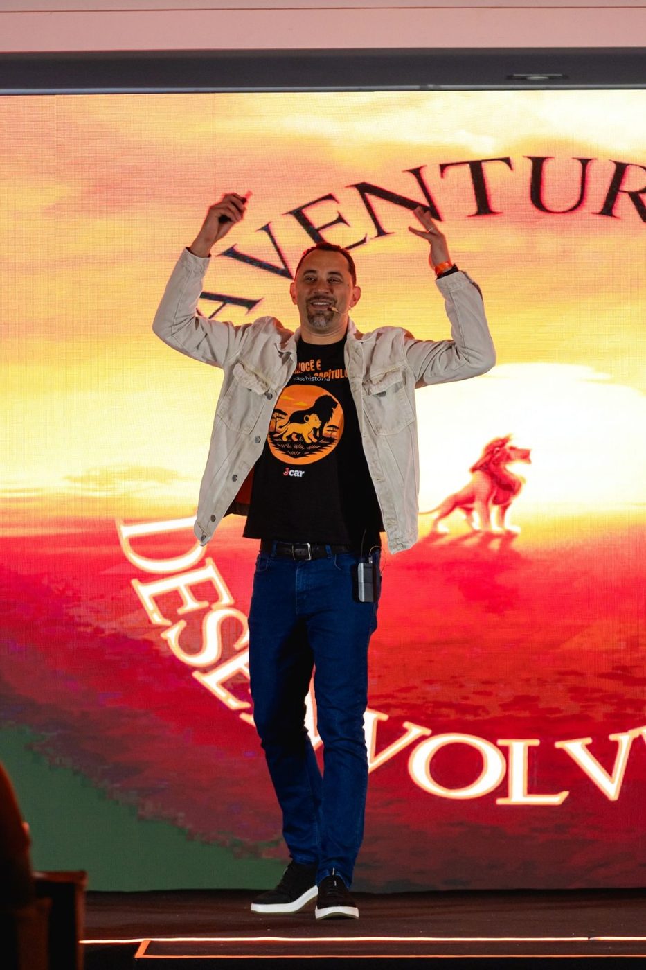 Pablo Moreno comemorando com os braços erguidos na abertura da Aventura do Desenvolvimento